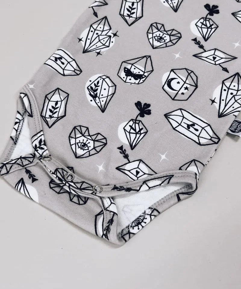 Body de Bebê Manga Curta Unissex | Crystal - MiniMalista Baby - 0.4, b2b, Baby, black-friday, Meia Estação, Menina, Neutro, outlet, SALE-FINAL, tab-tam-body-curto, Unissex -bebê-minimalista-estiloso
