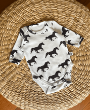Body de Bebê Manga Longa Prematuro Unissex Cavalinhos - MiniMalista Baby - 0.4, b2b, Baby, black-friday, Meia Estação, Menina, outlet, SALE-FINAL, tab-tam-body-curto, tab-tam-body-manga-longa -bebê-minimalista-estiloso