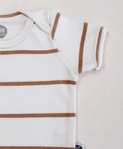 Outro ângulo do Body de Bebê Manga Curta Listras Caramelo MiniMalista. Body de bebê unissex em algodão, listras caramelo e Branco Off, gola americana.