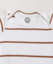 Detalhe frontal do Body Manga Curta Listras Caramelo MiniMalista. Body de bebê (onesie) em algodão, listras caramelo e Branco Off, unissex menino e menina.