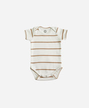 MiniMalista Body de Bebê Manga Curta Unissex em Listras Caramelo, vista frontal. Listras caramelo e Branco Off, 100% algodão. Body de bebê (onesie) unissex para menino e menina, do RN aos 18-24 meses.