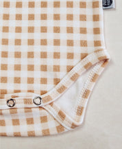 Detalhe do acabamento do Body de Bebê Manga Curta Vichy Bege MiniMalista: gola americana e costura reforçada. Body de bebê em algodão, unissex menino e menina.