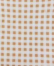 Detalhe do tecido do Body Manga Curta Vichy Bege MiniMalista: xadrez vichy bege em malha de algodão macia. Body de bebê unissex, estamparia atóxica.