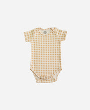 MiniMalista Body de Bebê Manga Curta Unissex em Vichy Bege, vista frontal. Xadrez vichy bege sobre Branco Off, 100% algodão. Body de bebê (onesie) unissex para menino e menina, do RN aos 18-24 meses.