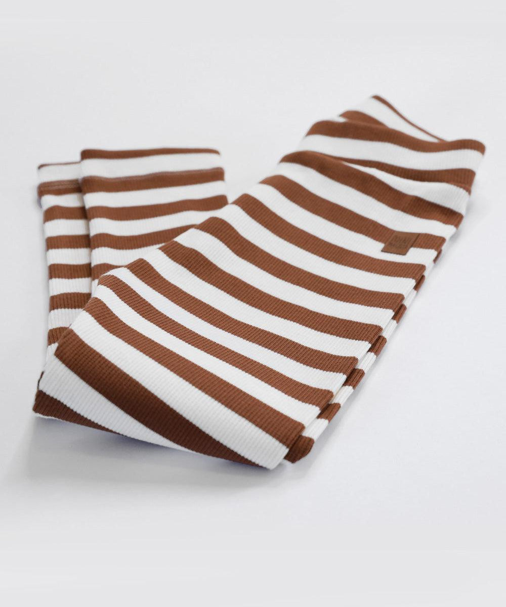 Conjunto Body + Calça Canelada Bebê Listras Caramelo — algodão premium canelado, botões elegantes frontais e entrepernas para trocas fáceis, look escandinavo minimalista MiniMalista