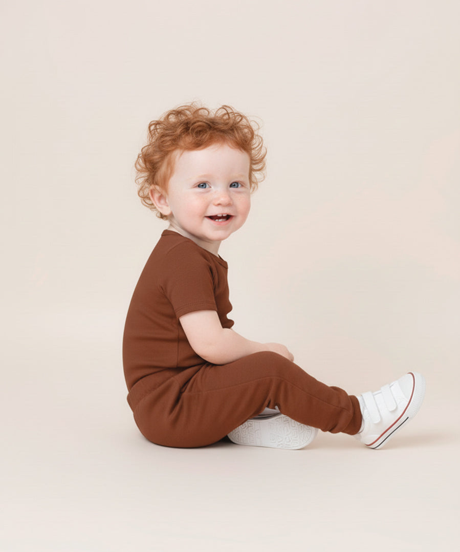 calca-bolsao-body-bebe-liso-marrom-chocolate-menino-minimalista-baby_a8aaf539-d781-4876-b938-4bf1d97fead8.jpg