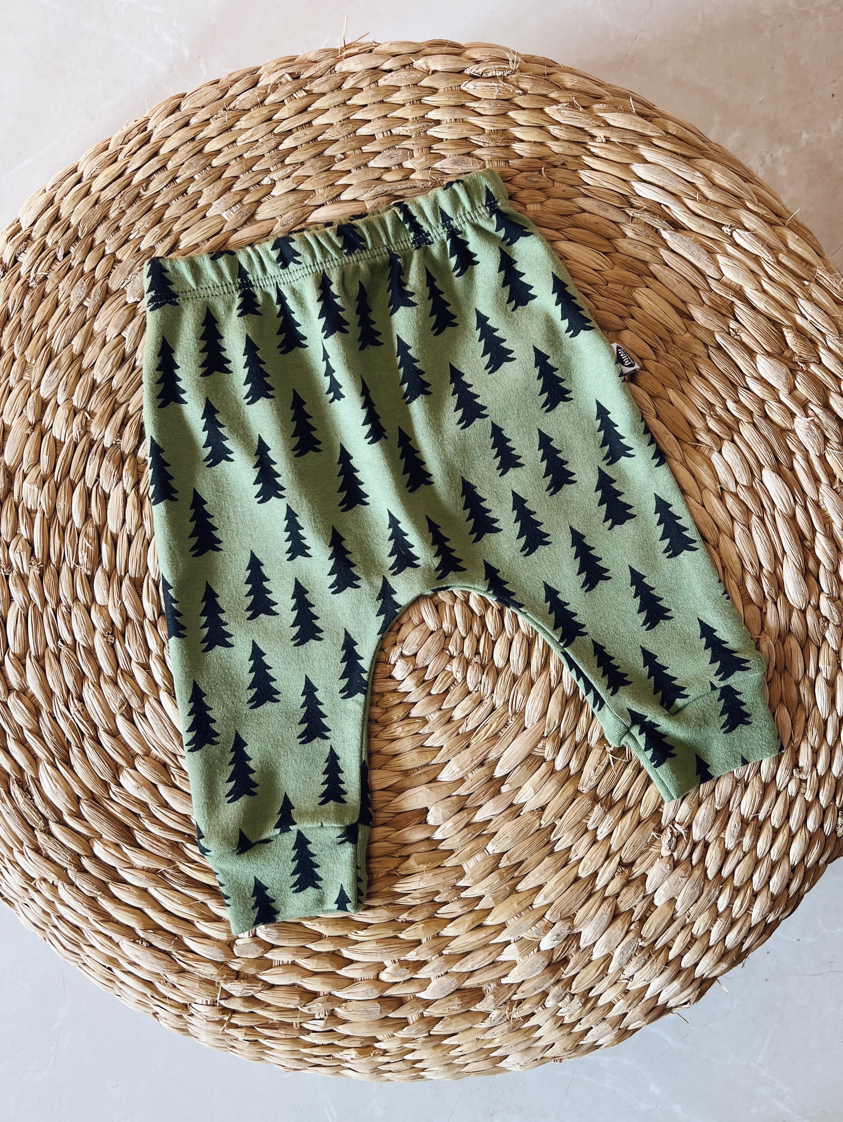 Calça de Bebê Harém Unissex Pinheiros Verde - MiniMalista Baby - 0.3, 0.5, b2b, Baby, black-friday, com-desconto-mm10, Meia Estação, Menino, SALE-FINAL, tab-tam-calça-harem-bebe -bebê-minimalista-estiloso