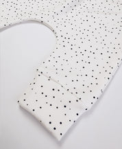 Detalhe do acabamento e da costura da Calça Harém Bolinhas Claro MiniMalista. Calça de bebê em algodão com poá delicado, unissex.