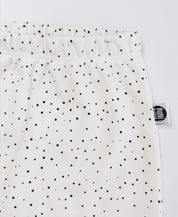 Detalhe do tecido e da estampa de bolinhas da Calça Harém Bolinhas Claro MiniMalista. Calça de bebê em algodão premium, unissex, estampa atóxica.
