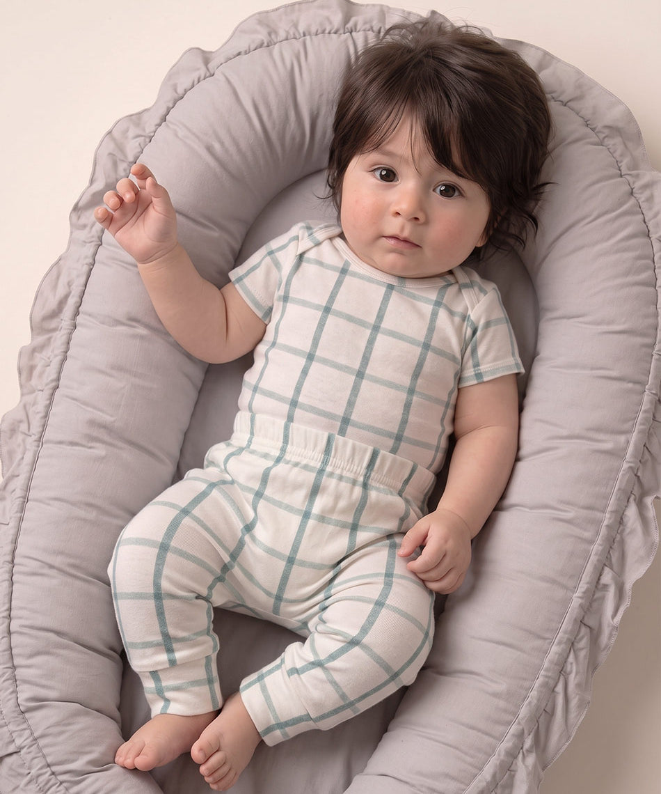 calca-harem-bebe-algodao-xadrez-azul-menino-minimalista-frente-bebe.jpg