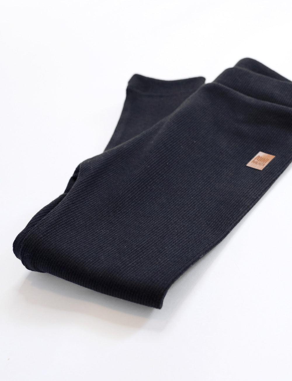 Calça Canelada Slim Liso Preto MiniMalista — calça infantil unissex 100% algodão em ribana, caimento slim ajustado, cor preta básica que combina com tudo e não aparece sujeira, do bebê de 0-3 meses aos 5-6 anos.