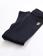 Calça Canelada Slim Liso Preto MiniMalista — calça infantil unissex 100% algodão em ribana, caimento slim ajustado, cor preta básica que combina com tudo e não aparece sujeira, do bebê de 0-3 meses aos 5-6 anos.
