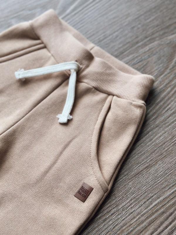 Calça Moletom Unissex Peluciado MiniMalista | Liso Cinnamon - MiniMalista Baby - 0.3, b2b, Baby, Best, black-friday, com-desconto-mm10, Frio, Kids, Menina, Menino, Neutro, tab-tam-calca-moletom, tab-tam-calça-molet-bebe, tam-tam-calça-bolsao-bebe, Unissex -bebê-minimalista-estiloso
