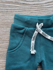 Calça Moletom Unissex Peluciado MiniMalista | Liso Deep Green - MiniMalista Baby - 0.2, b2b, Baby, black-friday, Christmas, com-desconto-mm10, Frio, Kids, Menino, natal, tab-tam-calca-moletom, tab-tam-calça-molet-bebe, tam-tam-calça-bolsao-bebe, Xmas -bebê-minimalista-estiloso