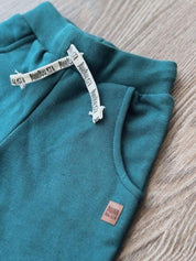 Calça Moletom Unissex Peluciado MiniMalista | Liso Deep Green - MiniMalista Baby - 0.2, b2b, Baby, black-friday, Christmas, com-desconto-mm10, Frio, Kids, Menino, natal, tab-tam-calca-moletom, tab-tam-calça-molet-bebe, tam-tam-calça-bolsao-bebe, Xmas -bebê-minimalista-estiloso