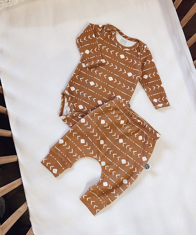 conjunto-bebe-body-manga-longa-e-calca-harem-bebe-sunrise-caramelo-bebe-unissex-1.jpg