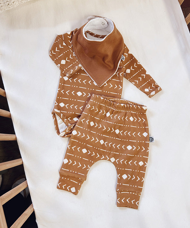 conjunto-bebe-body-manga-longa-e-calca-harem-bebe-sunrise-caramelo-bebe-unissex-2_6303455e-ec4f-4312-ab9d-0b74493f9fca.jpg