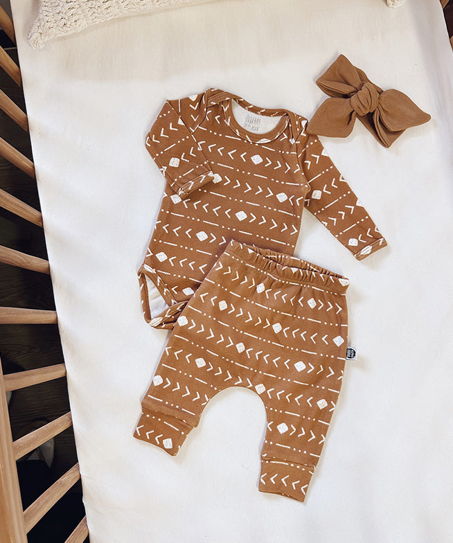 conjunto-bebe-body-manga-longa-e-calca-harem-bebe-sunrise-caramelo-bebe-unissex.jpg