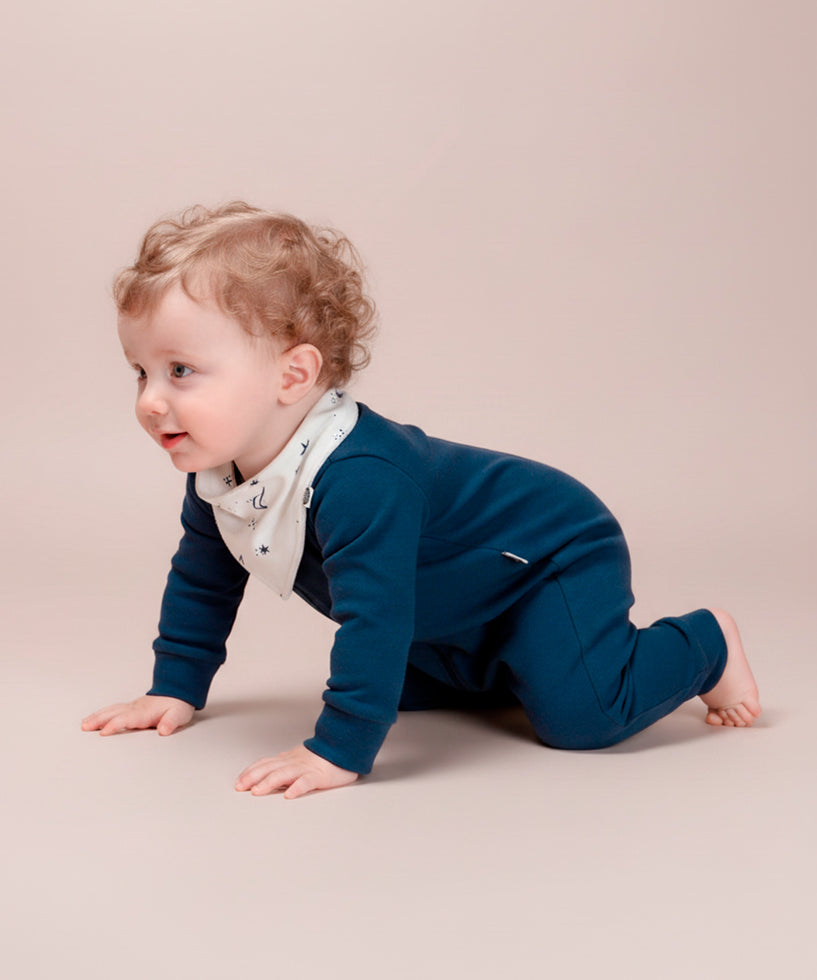 conjunto-macacao-liso-azul-sky-marinho-azul-escuro-babador-estrelas-azuis-midnight-bebe-menino-minimalista-3.jpg