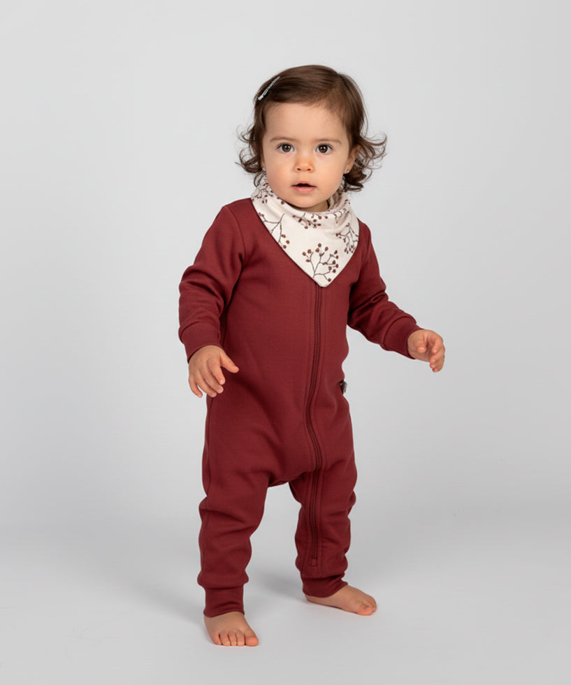 conjunto-macacao-liso-merlot-vinho-vermelho-ziper-bebe-minimalista-e-babador-berries-natal-menina-3.jpg