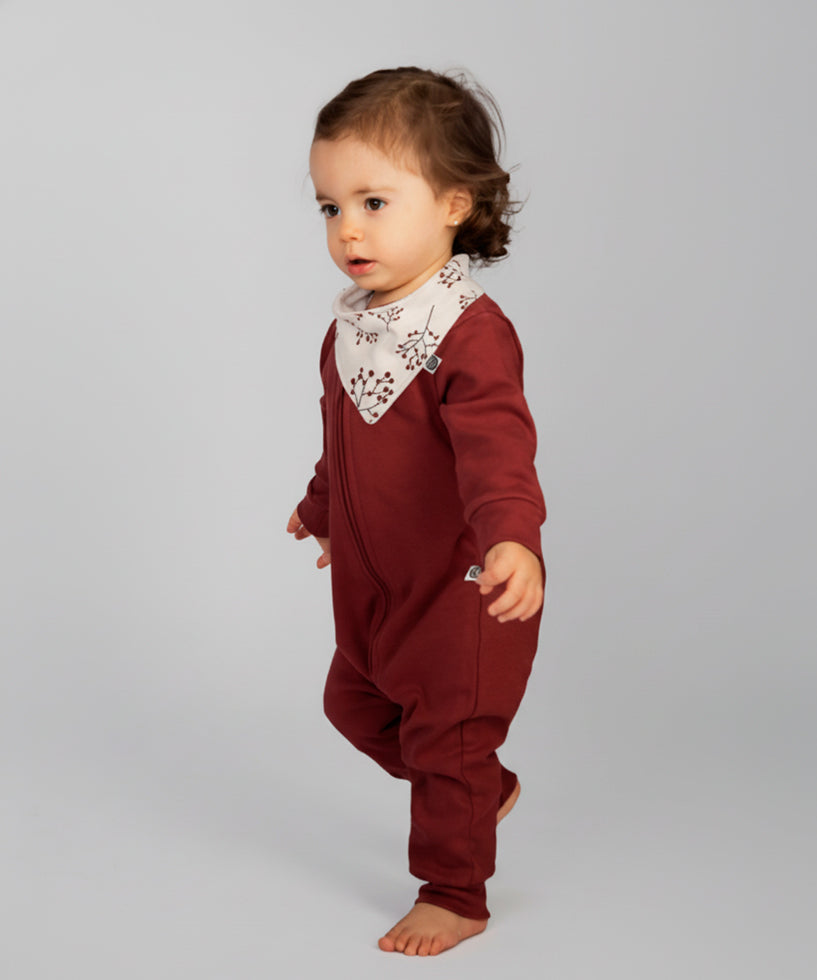 conjunto-macacao-liso-merlot-vinho-vermelho-ziper-bebe-minimalista-e-babador-berries-natal-menina-4.jpg