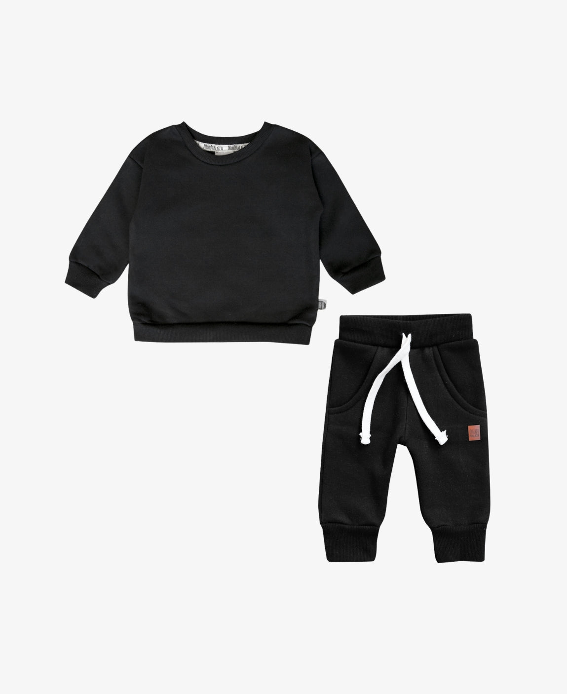 Conjunto Moletom Peluciado Liso Preto flatlay MiniMalista Baby — Moletom Básico + Calça Moletom peluciada tom Preto, look coordenado escandinavo minimalista, 100% algodão premium.