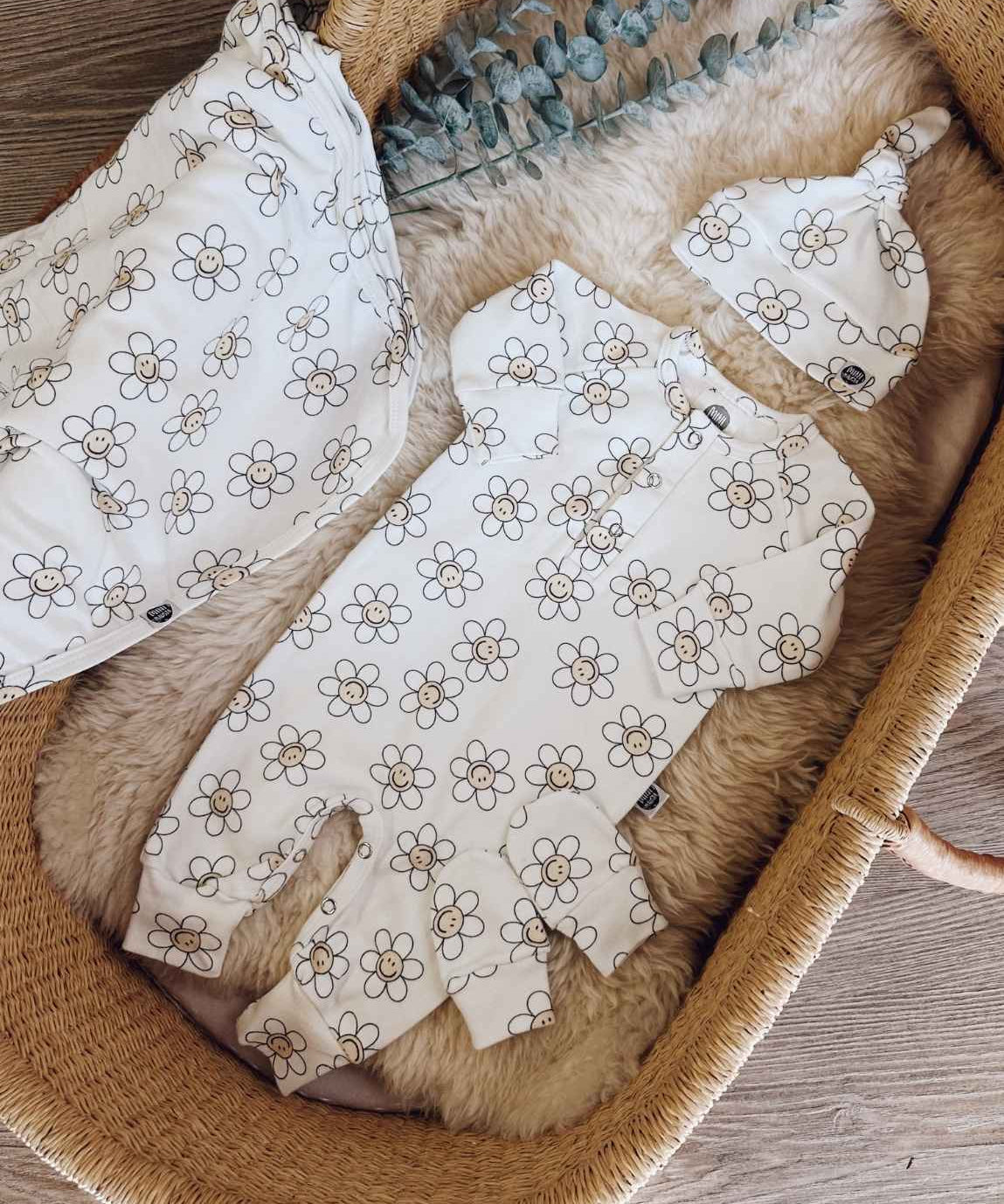 conjunto-saida-de-maternidade-bebe-minimalista-feminino-menina-estampa-flower-power-flores-feminino-menina-bebe-0.jpg