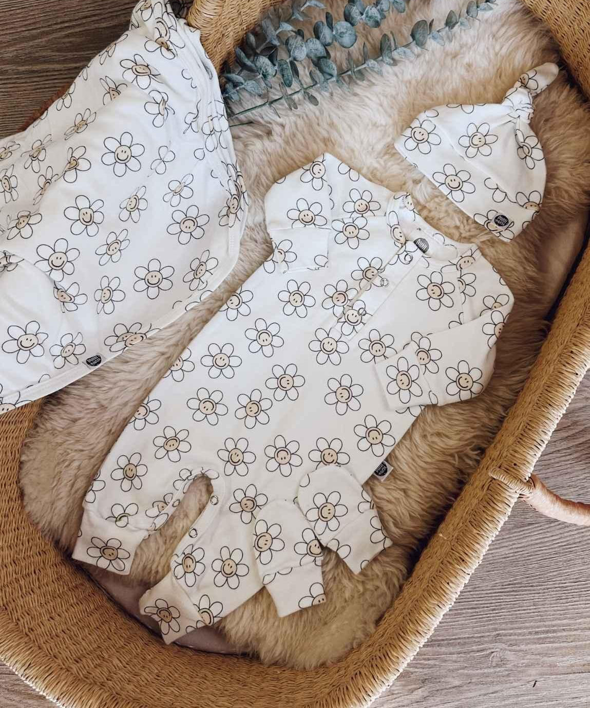 conjunto-saida-de-maternidade-bebe-minimalista-feminino-menina-estampa-flower-power-flores-feminino-menina-bebe-0_2bbf2961-70c9-4baa-99df-bbe9b648ab69.jpg