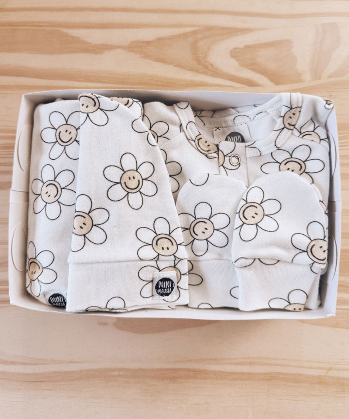 conjunto-saida-de-maternidade-bebe-minimalista-feminino-menina-estampa-flower-power-flores-feminino-menina-bebe-13.jpg