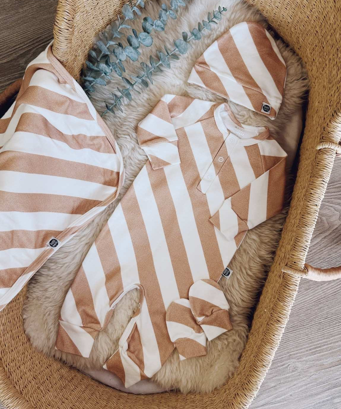 conjunto-saida-de-maternidade-bebe-minimalista-macacao-manta-luva-touca-listras-diagonais-bege-1.jpg