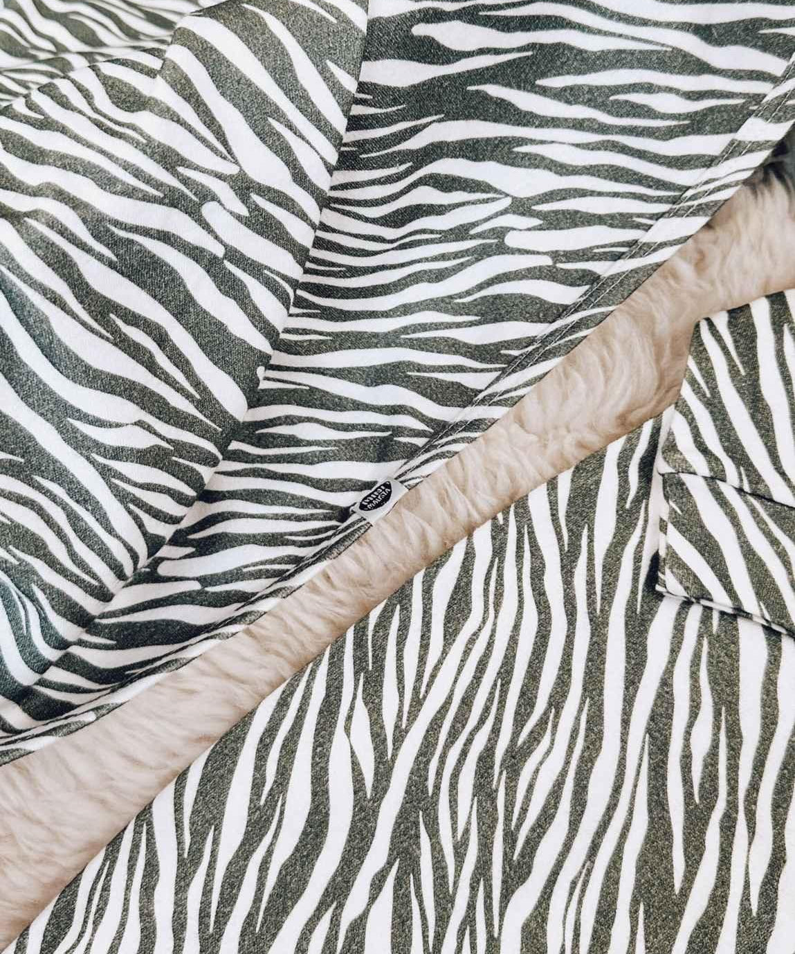 conjunto-saida-de-maternidade-bebe-minimalista-macacao-manta-luva-touca-zebra-verde-animal-print-3_400c64f0-513a-4fd0-b8b6-2553ffba7753.jpg