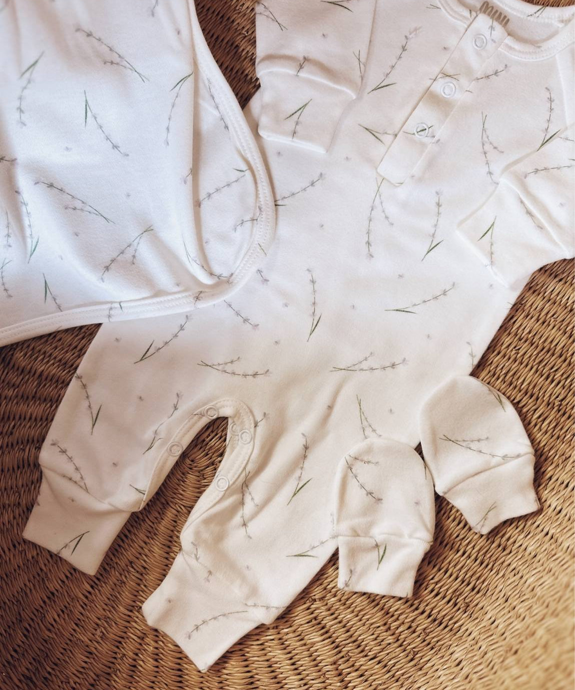 conjunto-saida-de-maternidade-bebe-minimalista-macacao-manta-touca-luvas-lavender-menina-2.jpg