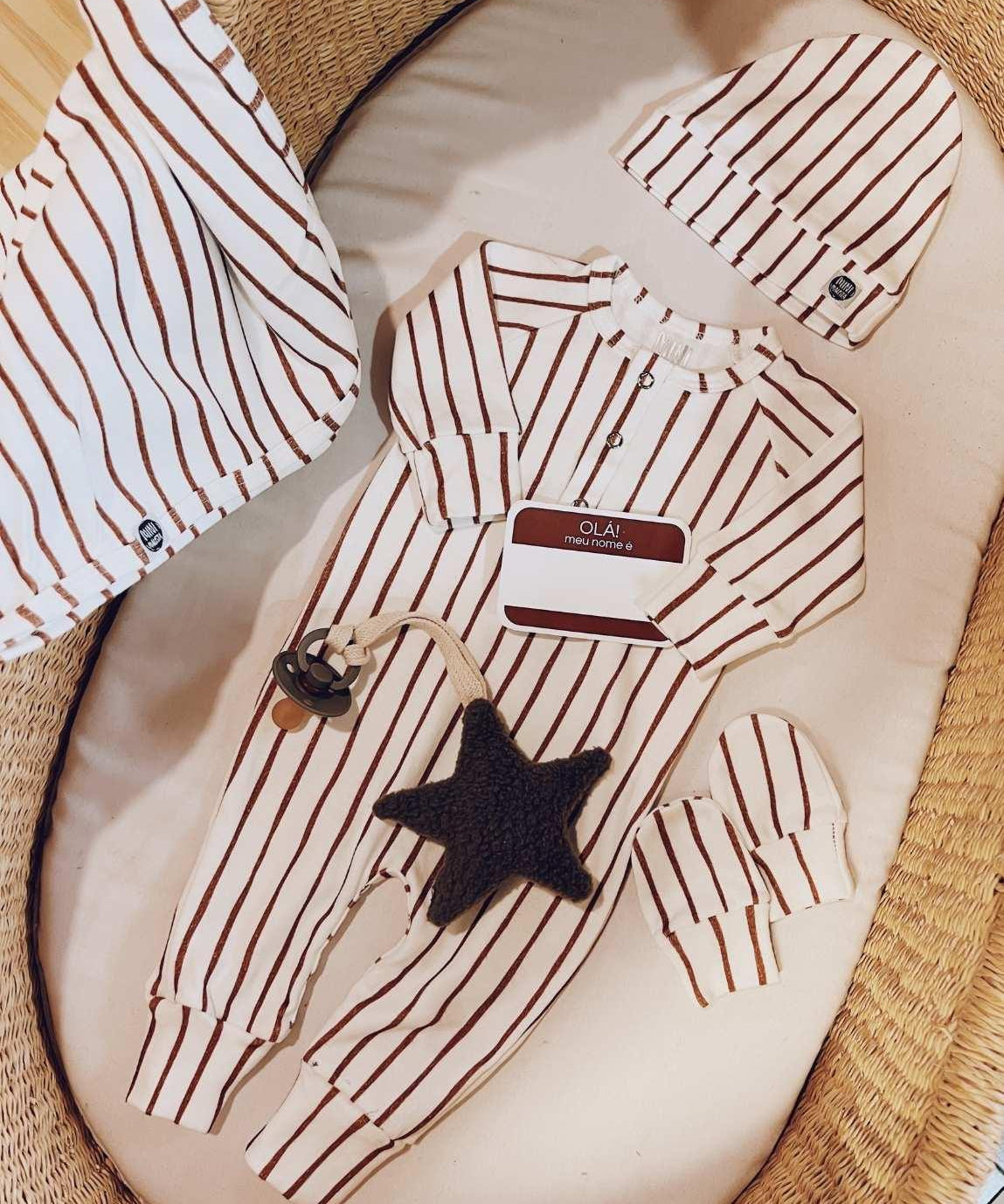 conjunto-saida-de-maternidade-bebe-minimalista-macacao-touca-luva-manta-bebe-forest-listras-terracota-2_728eb7bc-018c-4d50-8570-8ba03ac85cf1.jpg