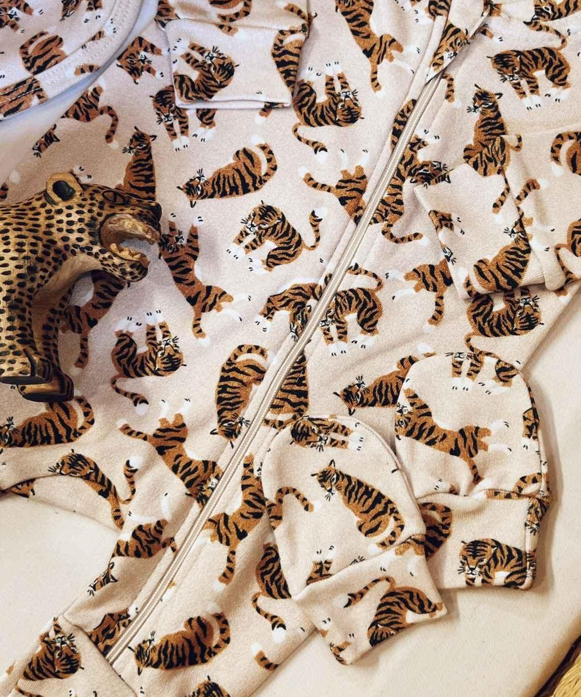 conjunto-saida-de-maternidade-bebe-minimalista-macacao-touca-luva-manta-bebe-tiger-tigre-bege-menino-2_361d8f22-1ab0-4240-b212-30fcb2161b4d.jpg