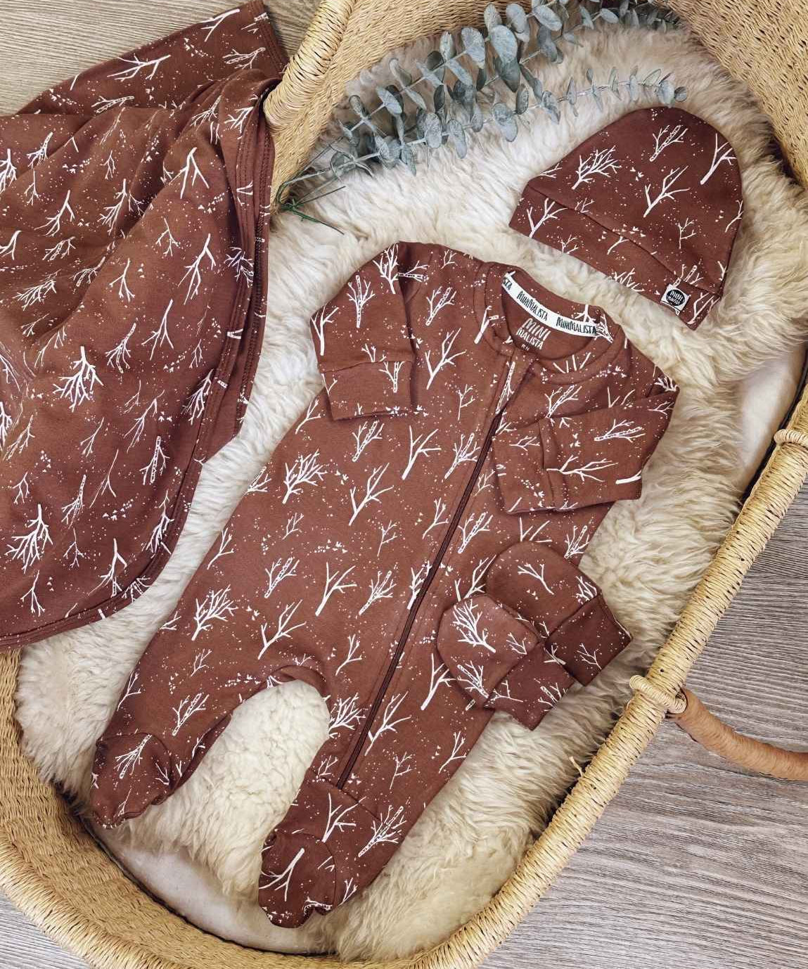 conjunto-saida-de-maternidade-bebe-minimalista-twig-marrom-galhos-outono-inverno-menino-1.jpg