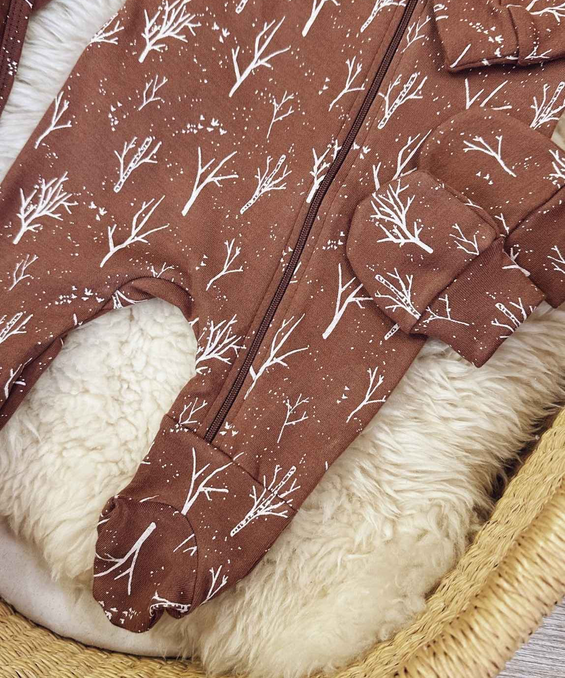 conjunto-saida-de-maternidade-bebe-minimalista-twig-marrom-galhos-outono-inverno-menino-2.jpg