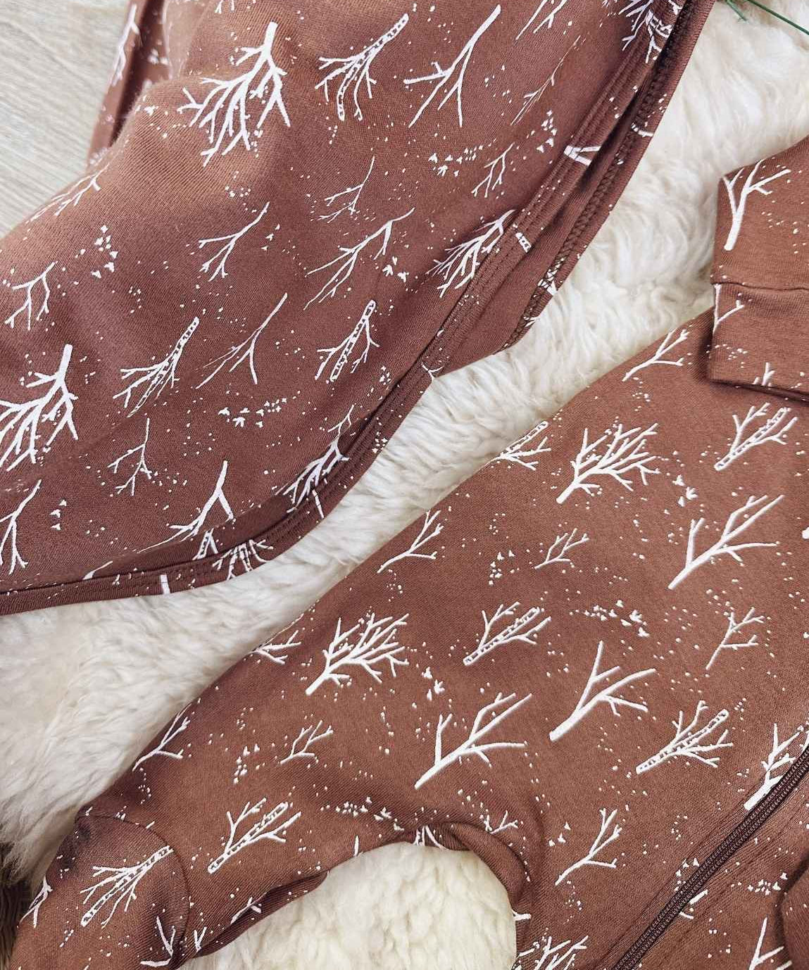 conjunto-saida-de-maternidade-bebe-minimalista-twig-marrom-galhos-outono-inverno-menino-3.jpg