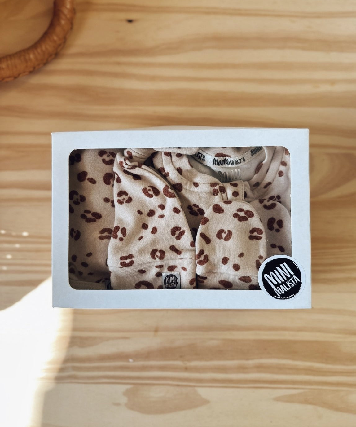 conjunto-saida-maternidade-macacao-manta-touca-luva-oncinha-jaguar-bebe-3.jpg