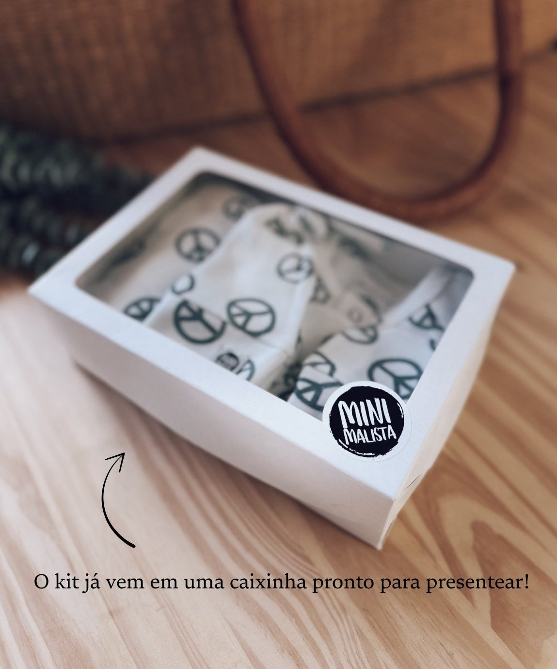 conjunto-saida-maternidade-macacao-manta-touca-luva-peace-and-love-menino--1.jpg