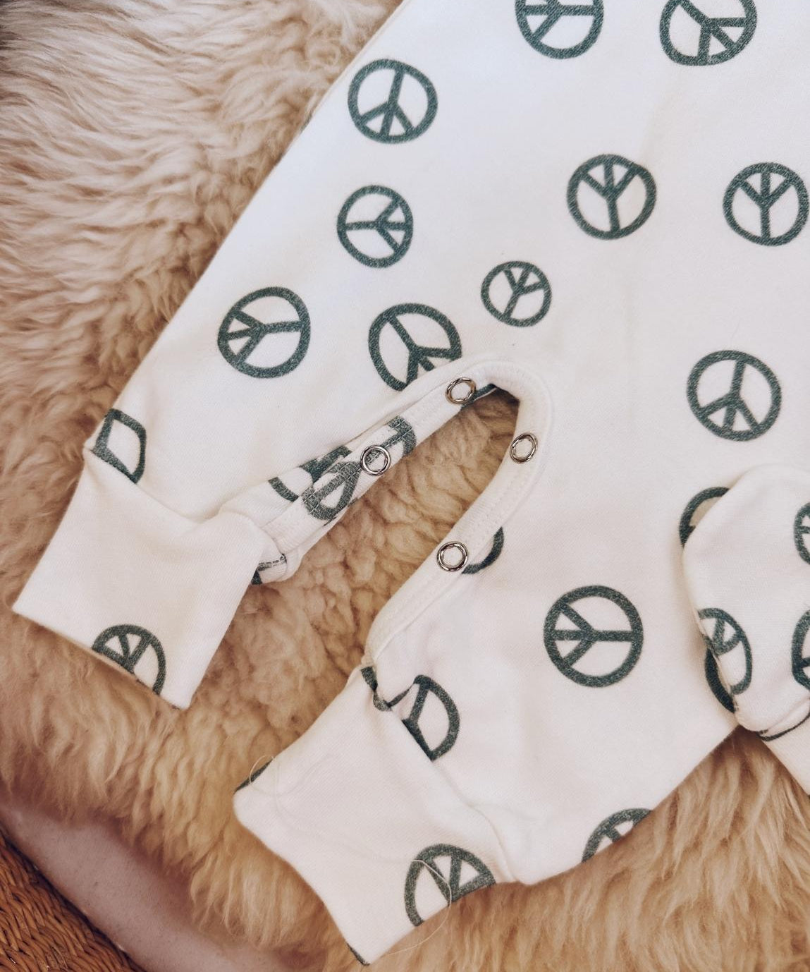 conjunto-saida-maternidade-macacao-manta-touca-luva-peace-and-love-menino--3.jpg