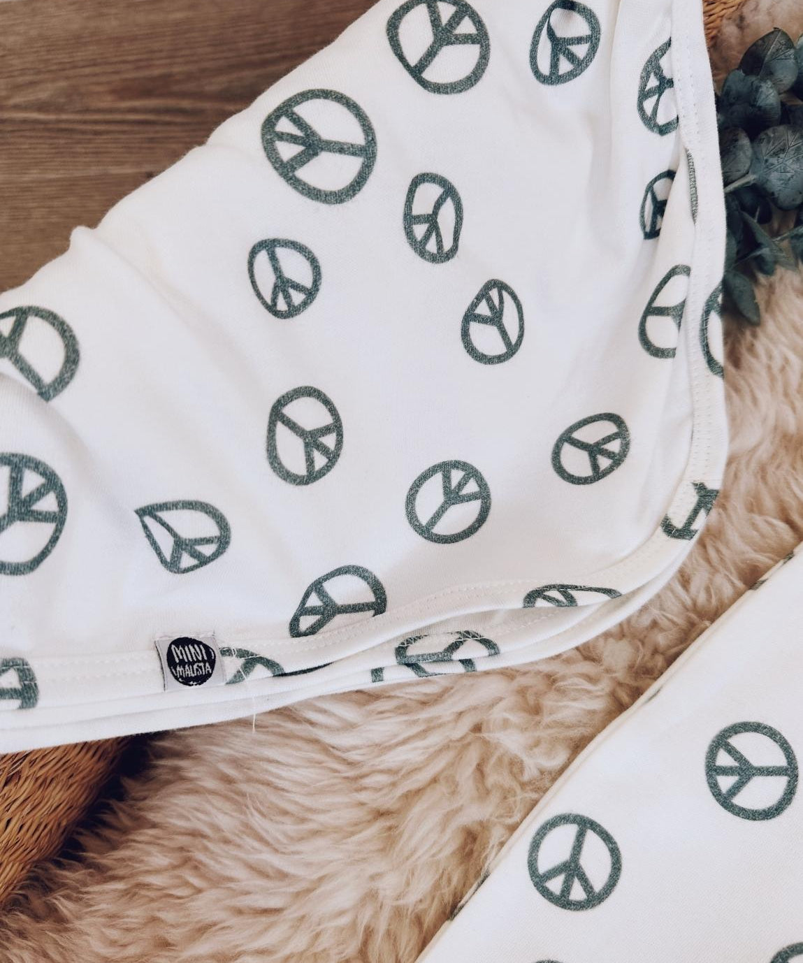conjunto-saida-maternidade-macacao-manta-touca-luva-peace-and-love-menino--7.jpg