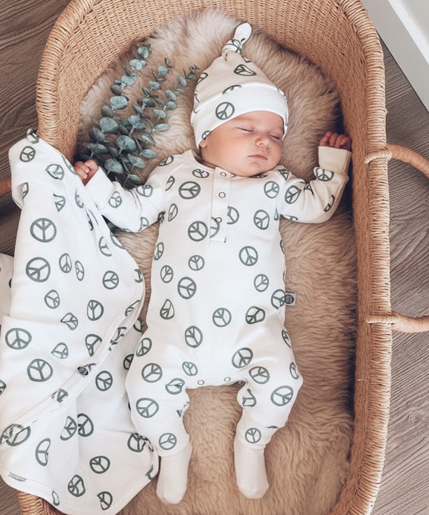 conjunto-saida-maternidade-macacao-manta-touca-luva-peace-and-love-menino-2.jpg