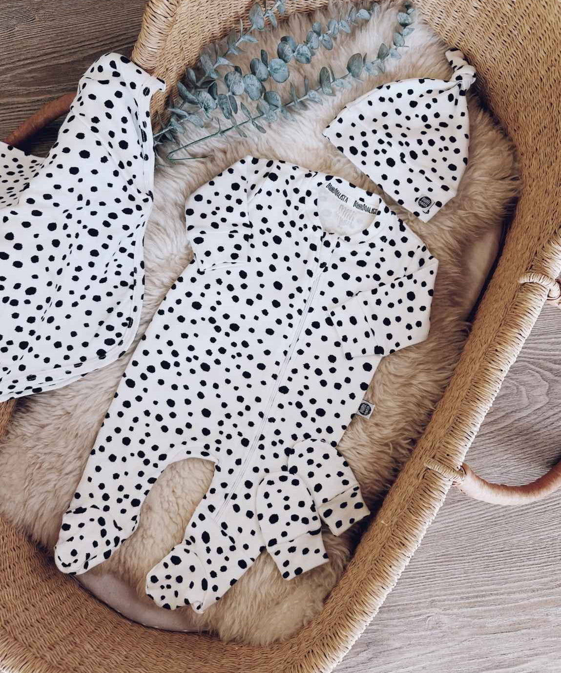 conjunto-saida-maternidade-macacao-manta-touca-luva-snow-leopard-bolinhas-dots-preto-e-branco-bebe-1.jpg