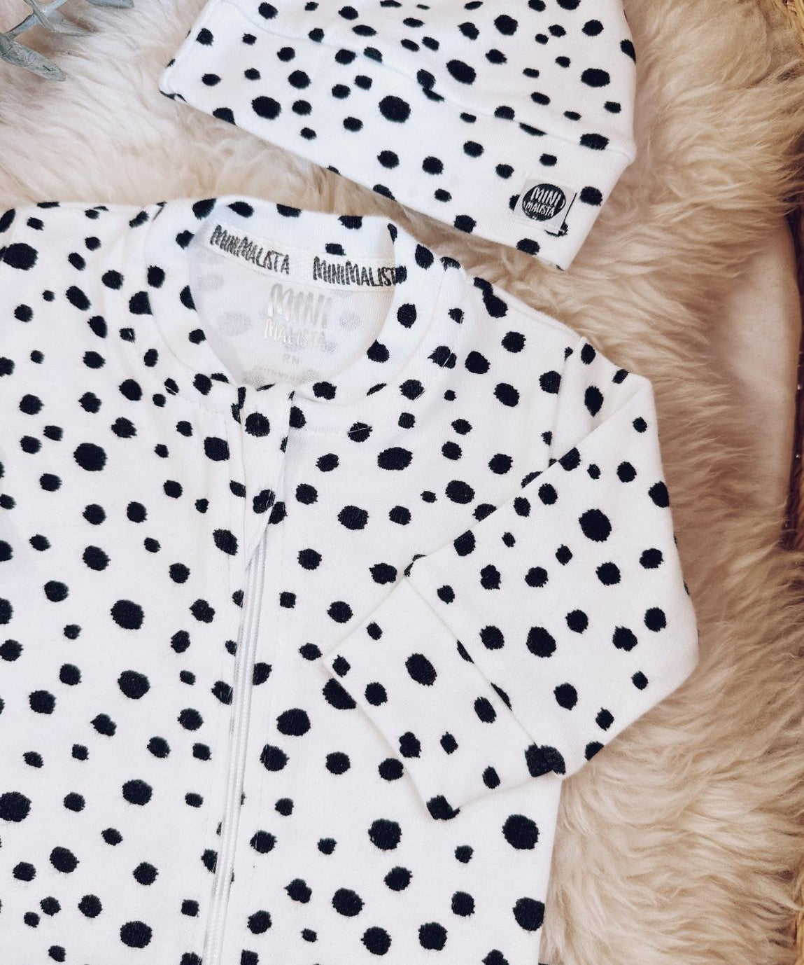 conjunto-saida-maternidade-macacao-manta-touca-luva-snow-leopard-bolinhas-dots-preto-e-branco-bebe-3.jpg