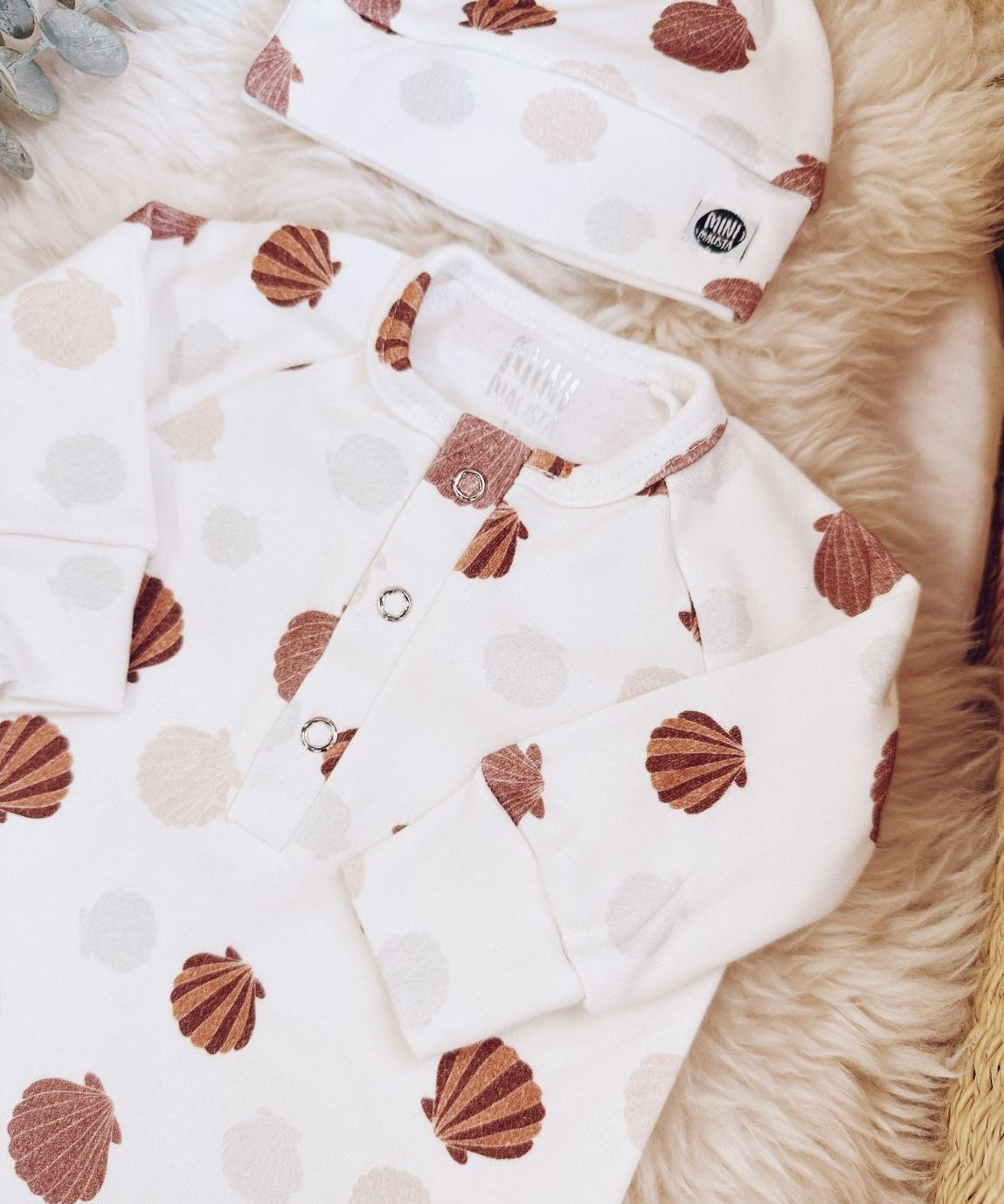 conjunto-saida-maternidade-macacao-touca-manta-luvinha-bebe-minimalista-escandinavo-conchas-seashell-11.jpg