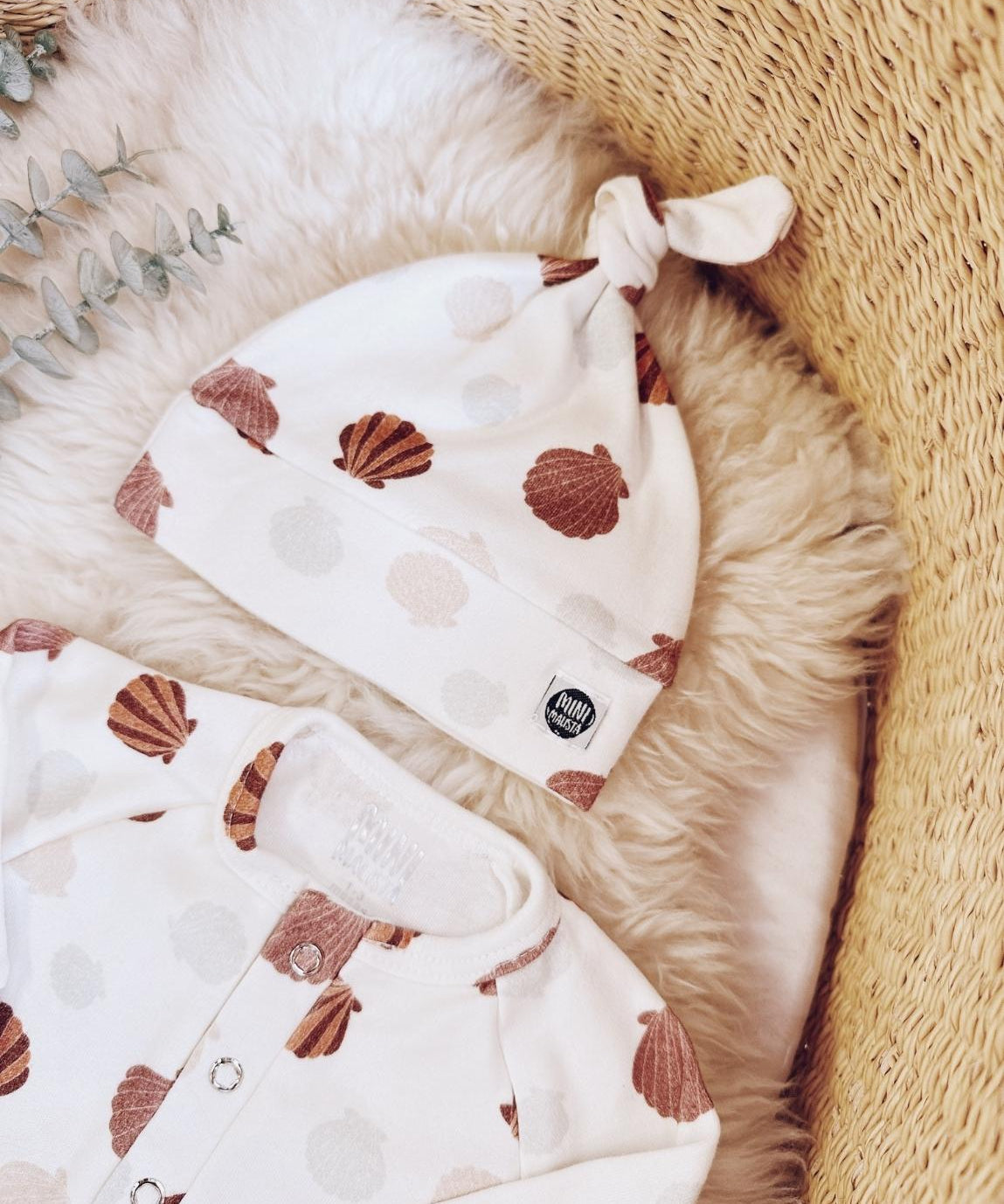 conjunto-saida-maternidade-macacao-touca-manta-luvinha-bebe-minimalista-escandinavo-conchas-seashell-12.jpg