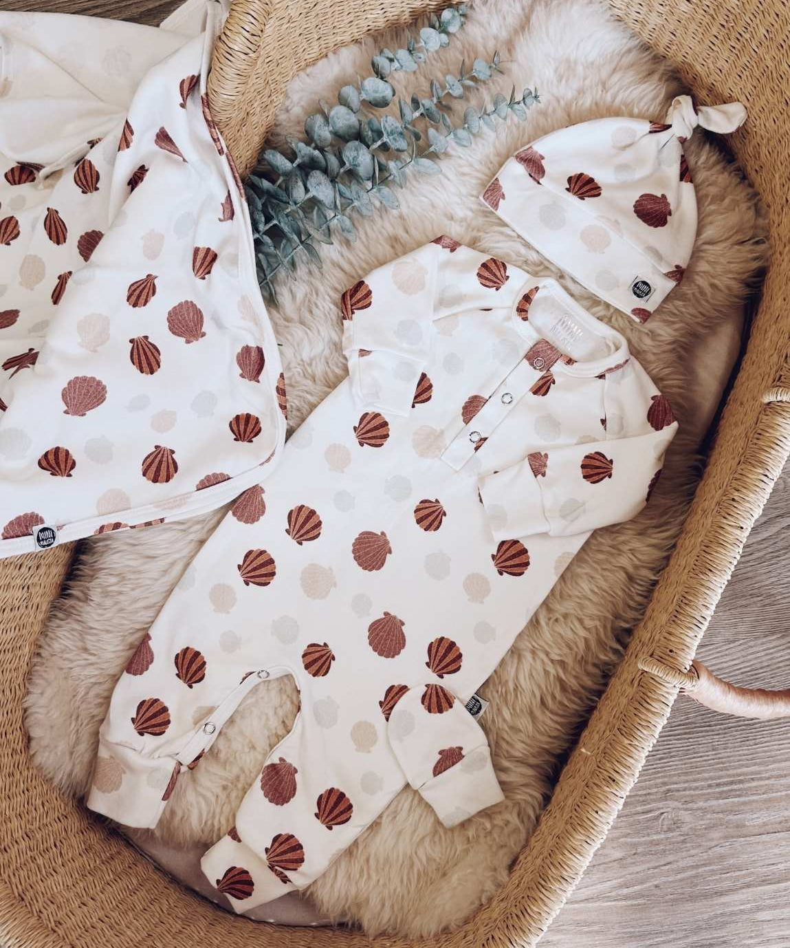 conjunto-saida-maternidade-macacao-touca-manta-luvinha-bebe-minimalista-escandinavo-conchas-seashell-7.jpg