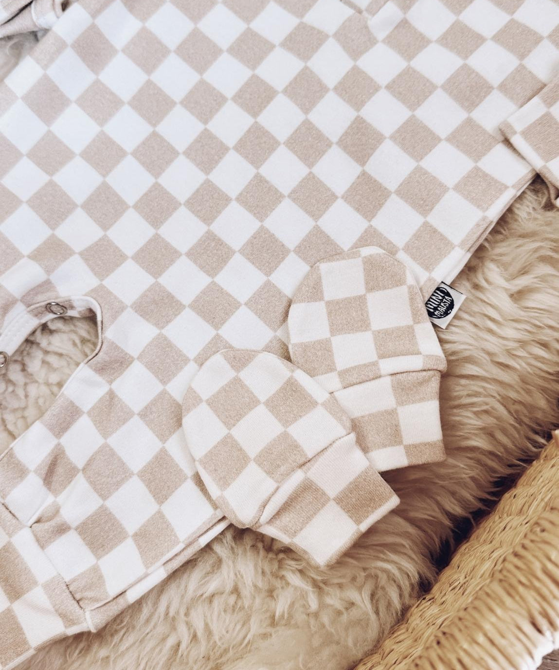 conjunto-saida-unissex-neutro-minimalista-racer-beige-bege-xadrez-quadriculado-1.jpg
