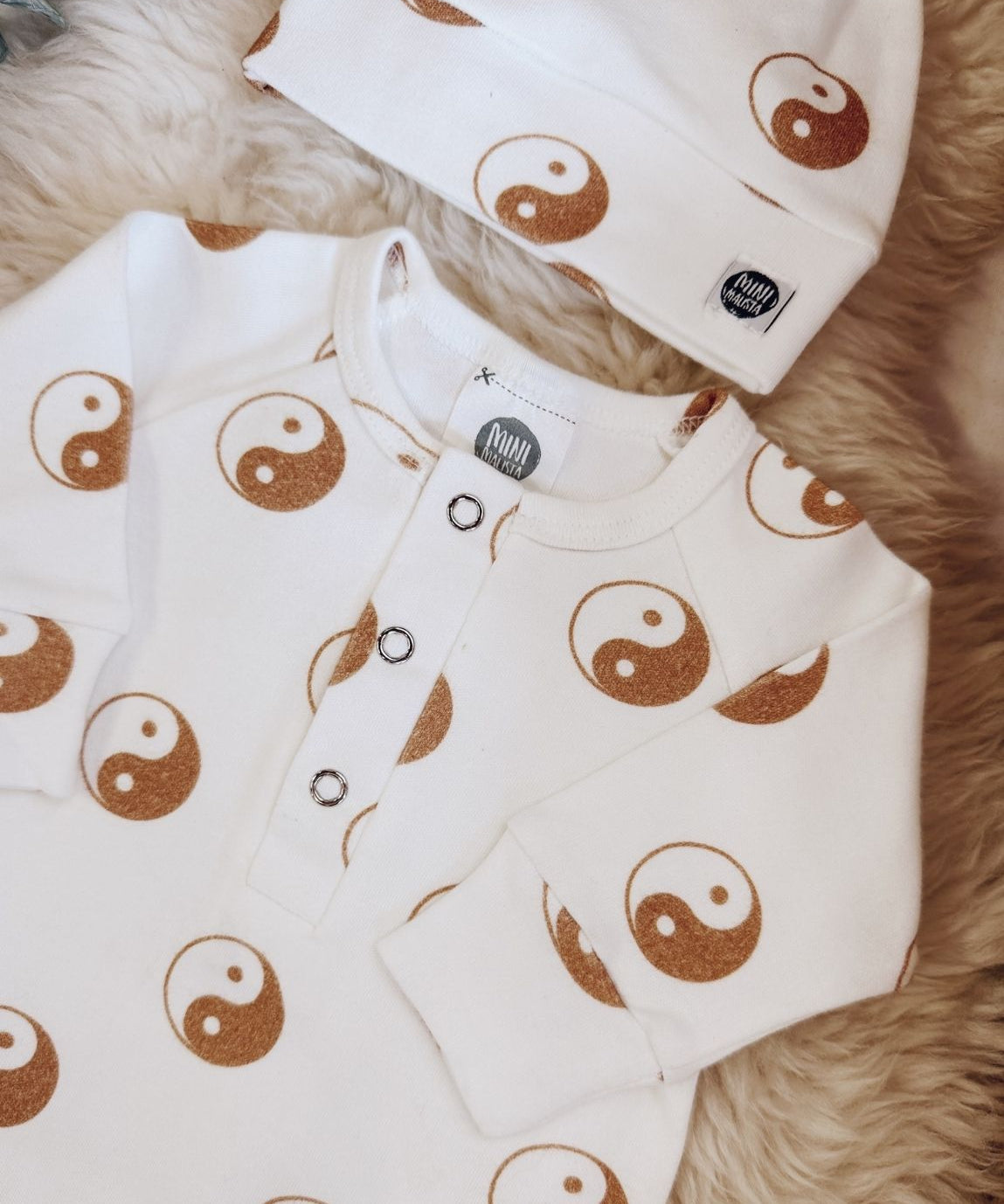 conjunto-saida-unissex-neutro-minimalista-yin-yang-caramelo-bebe-groove-1.jpg