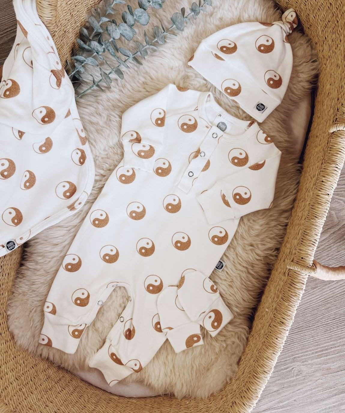 conjunto-saida-unissex-neutro-minimalista-yin-yang-caramelo-bebe-groove-3.jpg
